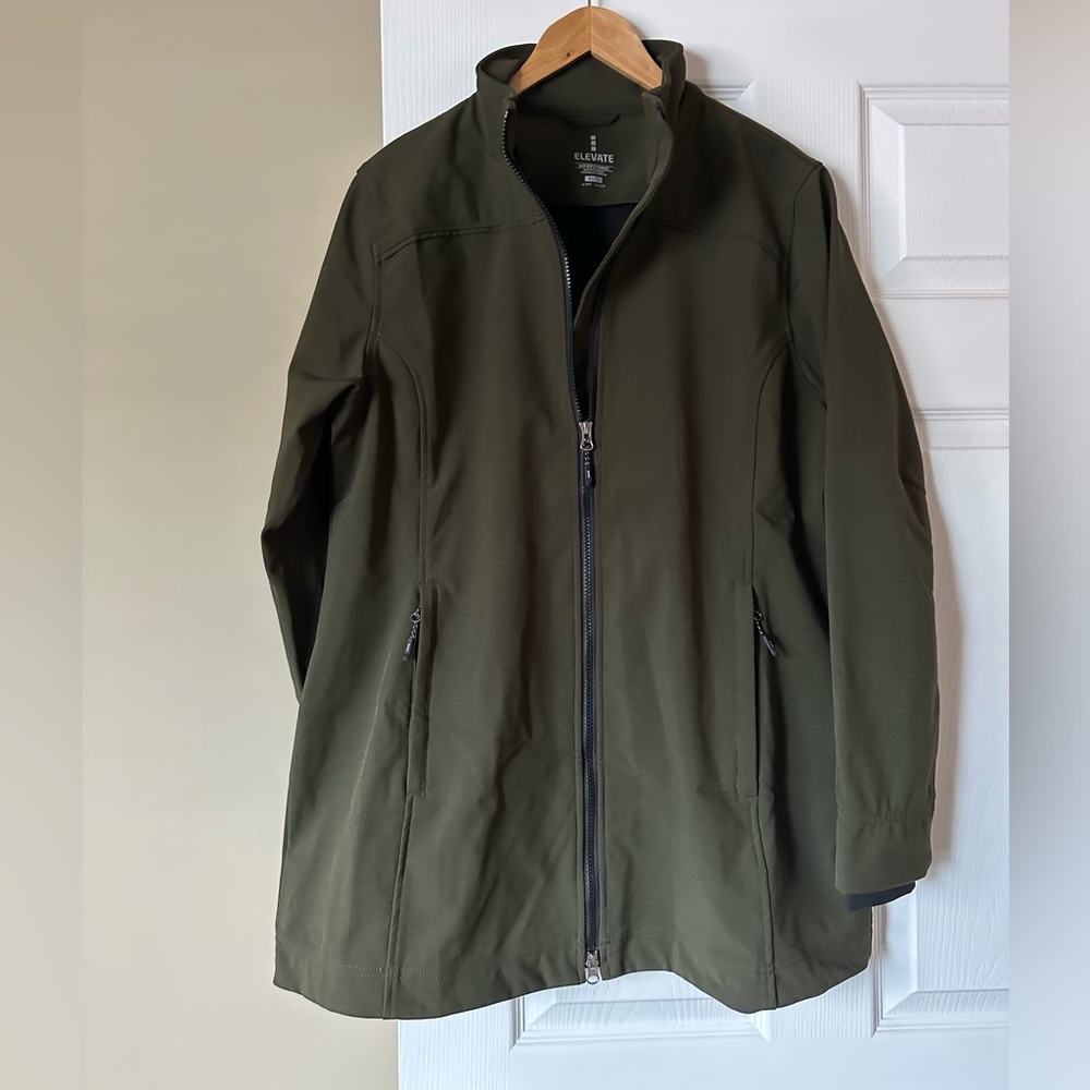 Elevate women’s lined Trench Jacket. Inside and outside pockets. Size XL